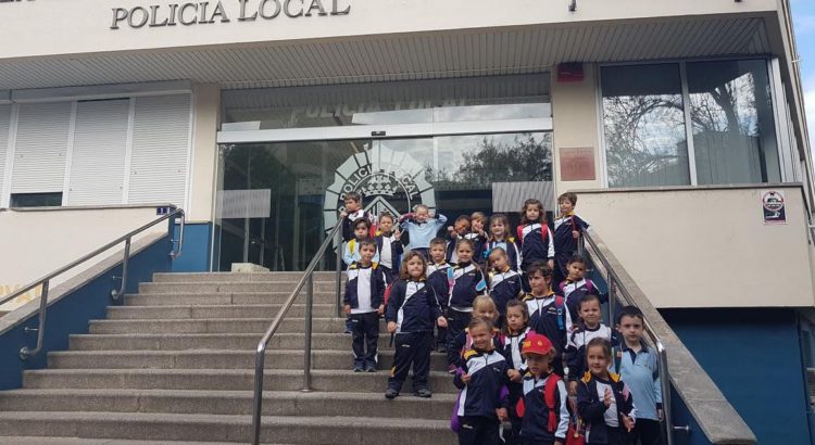 Visita de 2n A i 2n B d’infantil a la Policia Local Visita de 2n A i 2n B d’infantil a la Policia Local