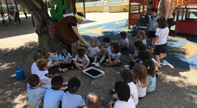 Alumnes de cicles realitzen activitats amb alumnes de 1r d’infantil Alumnes de cicles realitzen activitats amb alumnes de 1r d’infantil
